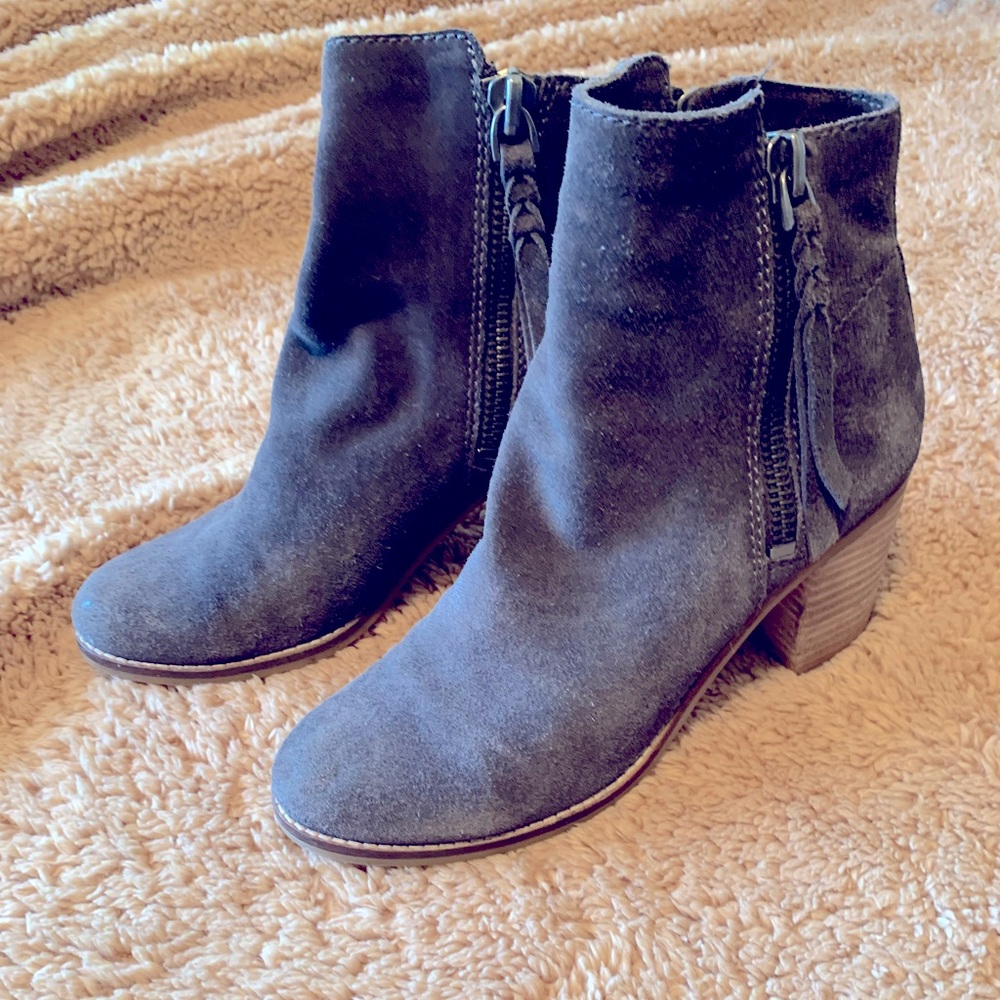Worn once dolce vita suede ankle bootie. Braid zip detail. Great heel height.
